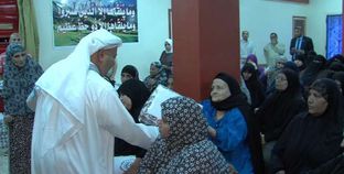 سفير الكويت يوزع مساعدات غذائية على أهالي قرية الكوم الأحمر