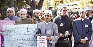 أئمة المساجد أثناء وقفتهم الاحتجاجية للمطالبة بتحسين أوضاعهم أمس