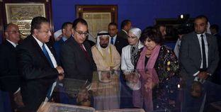 رئيس الوزراء وحاكم الشارقة خلال افتتاح دار الكتب بعد ترميمها