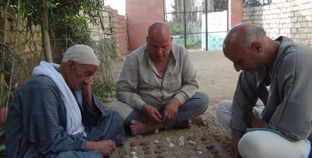 مواطنون يلعبون «السيجا» فى إحدى قرى المنوفية
