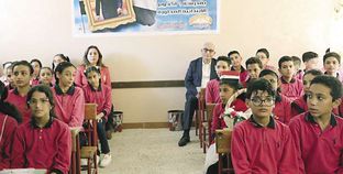 وزير التعليم بين التلاميذ في الفصل أول أيام العام الدراسي الجديد