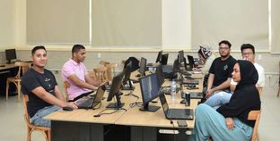 طلاب الجامعات التكنولوجية يتدربون عمليا على أساليب التكنولوجيا في كافة المجالات