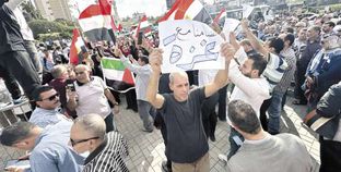 أعضاء التحالف الوطنى الأهلى أثناء اعتصامهم أمام معبر رفح البرى