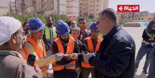 الإعلامي عمرو الليثي في موقع للبناء ببرنامج «واحد من الناس»