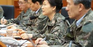 رئيسة كوريا الجنوبية أثناء زيارتها للقاعدة العسكرية