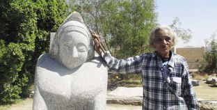 «حزين» بجوار تمثال «الفلاحة المصرية»
