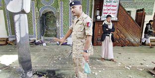 آثار التفجير الإرهابى الذى استهدف المصلين الشيعة فى اليمن