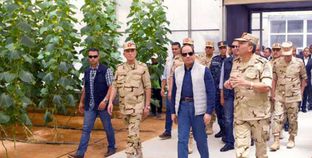 الرئيس السيسى خلال تفقده المرحلة الثانية من مشروع «الصوب الزراعية» فى قاعدة محمد نجيب