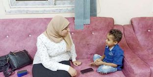 الطفل «أحمد» خلال حديثه مع محررة «الوطن»