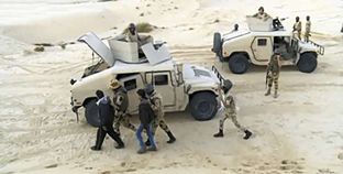قوات الجيش تلقى القبض على عدد من الإرهابيين فى سيناء
