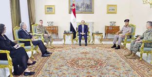الرئيس السيسى خلال استقباله قائد القيادة المركزية الأمريكية بحضور وزير الدفاع