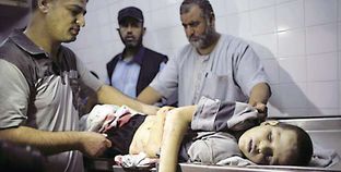 طفل مصاب برصاص جنود الاحتلال بـ«القدس» أمس «أ.ف.ب»