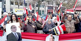 الجالية المصرية في برلين ترفع الأعلام ترحيبا بزيارة السيسي