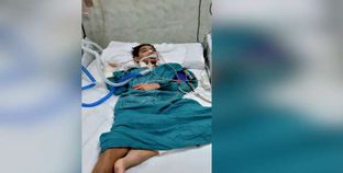 بالصور والفيديو| "بنج وأنبوبة وصباع مكسور".. إهمال طبي بمستشفى العجوزة يفقد طفلا وعيه لأكثر من شهر