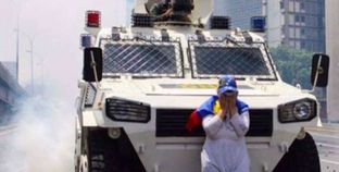 بالصور| عجوز تتحدى الغاز المسيل للدموع فتصبح رمز الانتفاضة في فنزويلا