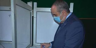 وزير الطيران يدلي بصوته في انتخابات الشيوخ بمصر الجديدة