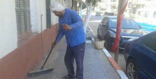عمال النظافة يواصلون عملهم فى العيد