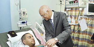 على عبدالعال خلال زيارته للنقيب محمد الحايس فى المستشفى أمس