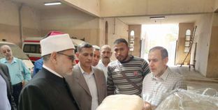 رئيس جامعة الأزهر يتفقد تجهيزات قافلة غزة