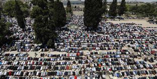 المصلون الفلسطينيون فى مجمع المسجد الأقصى فى القدس فى أول صلاة جمعة فى شهر رمضان