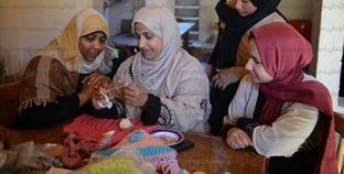 مسئولة تدريب المرأة بجهاز تعمير سيناء أثناء تعليم السيدات والفتيات