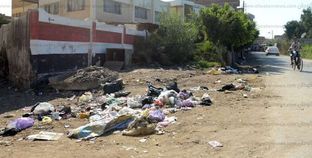 تراكم أكوام القمامة أمام مدرسة كفر العرب الإعدادية