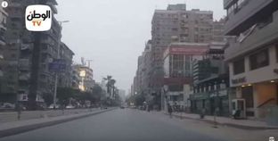 أحد شوارع القاهرة خالية من المارة بعد حظر التجول