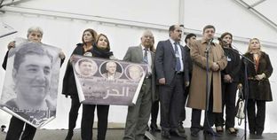 أعضاء من المعارضة السورية خلال مؤتمر صحفى بـ«جنيف» أمس