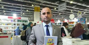 "كاوة" كاتب عراقي جاء في إجازة إلى مصر لحضور معرض الكتاب