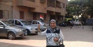 مواطنة ترفع علم مصر