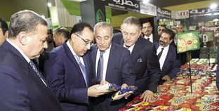 رئيس الوزراء ووزير التموين يتجولان فى معرض «أهلاً رمضان»
