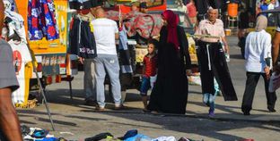 "فريشة الرصيف ملجأ الغلبان" لشراء ملابس العيد لفرحة الأطفال إقبال كبير عليها بالإسكندرية