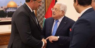 الإعلامي تامر حنفي أثناء لقائه مع الرئيس الفلسطيني محمود عباس على هامش حديثه للقناة