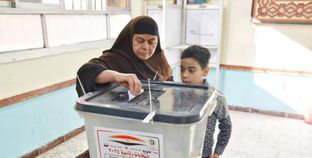 أم الشهيد سعيد حسين تدلي بصوتها في الانتخابات الرئاسية