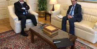 سيهانوك ديبو خلال لقائه بالجامعة العربية مع السفير حسام زكى