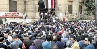آلاف الأطباء احتشدوا أمام مقر النقابة مطالبين بإقالة وزير الصحة ومحاسبة الأمناء المعتدين على أطباء المطرية