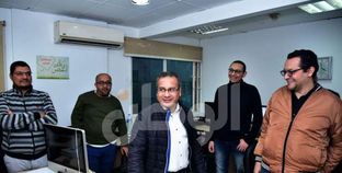الإعلامي جابر القرموطي خلال زيارته لجريدة «الوطن»