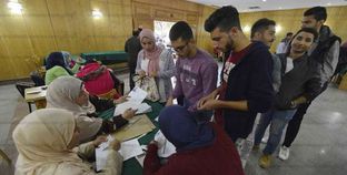 المرشحون لانتخابات اتحاد جامعة عين شمس خلال سحب استمارات الترشح