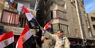 علم مصر يزين المشهد الانتخابي بين المواطنين