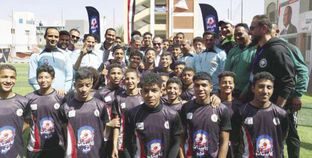الرئيس السيسى يتوسط شباب مصر