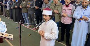 الطفل محمد محمود أثناء إمامة الصلاة
