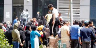 مواطنون تزاحموا أمام فروع أحد البنوك بعد شائعة صرف الـ500 جنيه