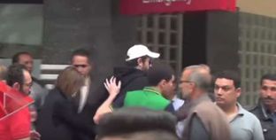 كريم عبدالعزيز يعنف "مصور" في أثناء خروج جنازة "الساحر"