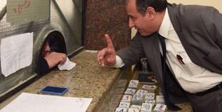 محافظ الإسكندرية يسأل موظفة التموين عن بطاقته