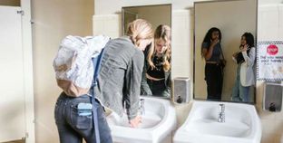 إزالة مرايا الحمامات داخل مدرسة أمريكية