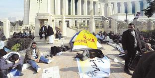 أنصار الإخوان خلال حصار المحكمة الدستورية العليا «صورة أرشيفية»