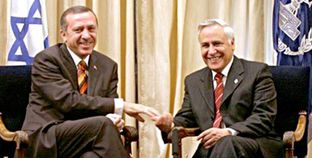 أردوغان مع رئيس إسرائيل الأسبق موشيه كتساف