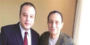 تامر عبد المنعم يؤدي واجب العزاء لأسرة مبارك
