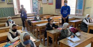 التلاميذ يرتدون الكمامات الطبية داخل الفصول الدراسية خلال التيرم الأول - صورة أرشيفية