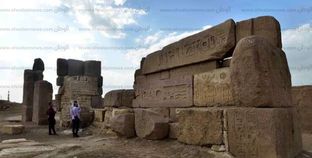 عدد من المسلات الأثرية المائلة فى «صان الحجر»